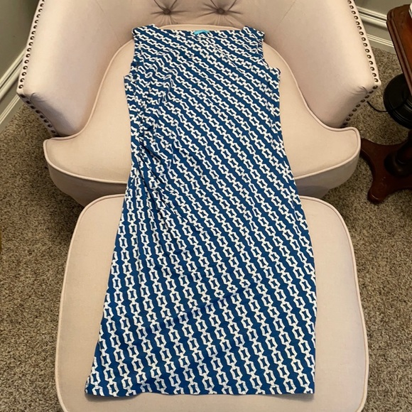 Blue and white chain pattern dress